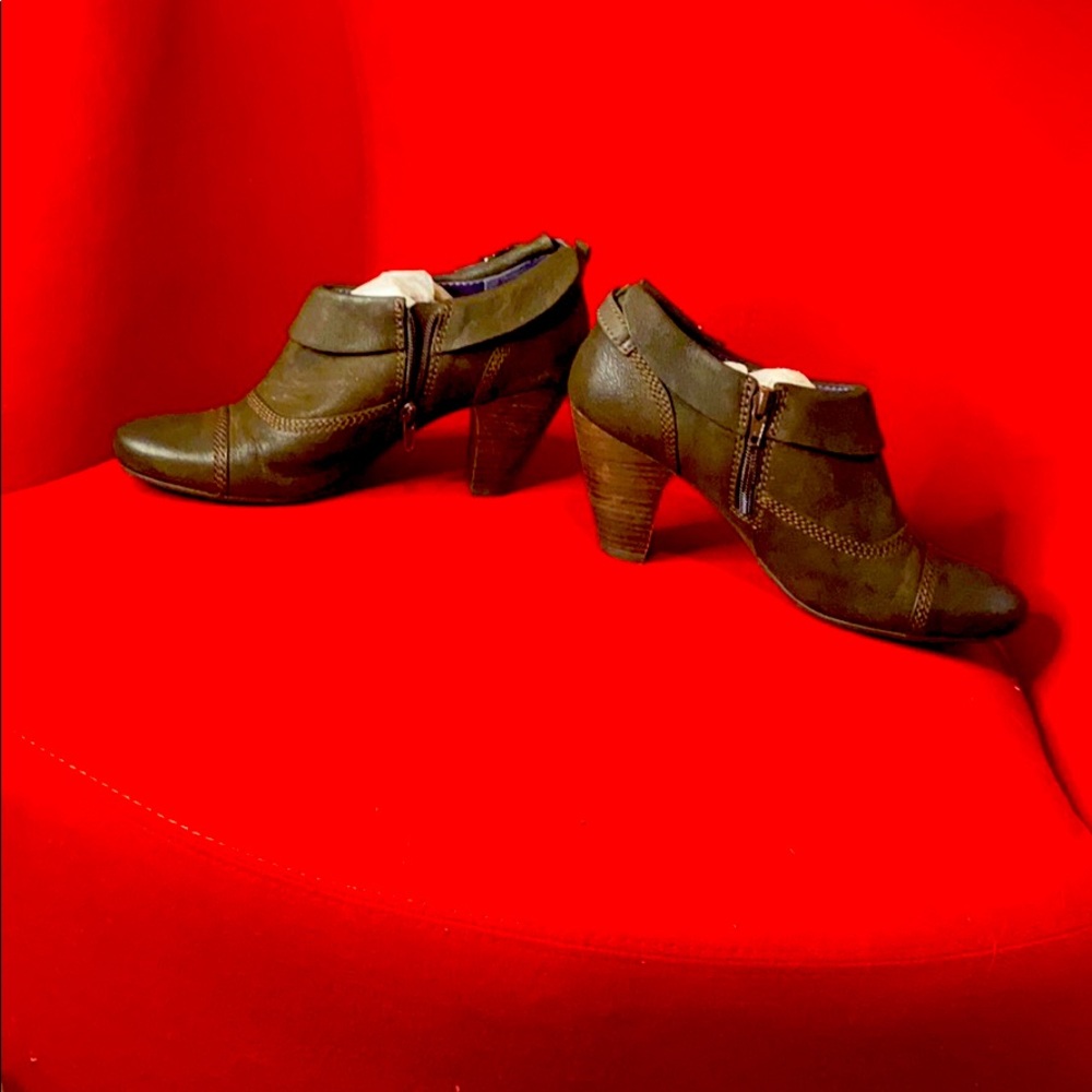 Simple brown boots